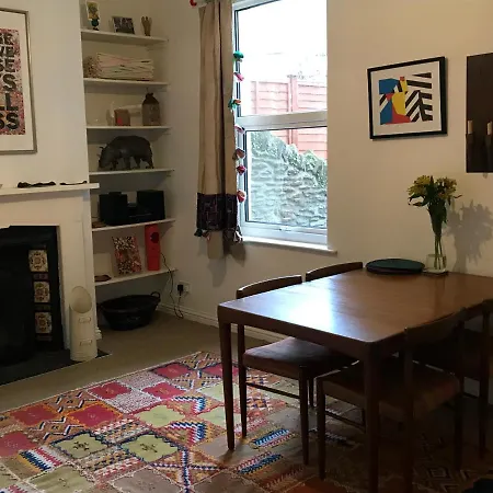 Cozy, Contemporary Victorian Terrace, Bristol